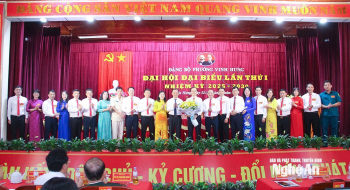 Đồng chí Phan Đức Đồng - Ủy viên Ban Thường vụ Tỉnh ủy Nghệ An, Bí thư Đảng ủy, Chủ tịch HĐND phường Trường Vinh, Tổ trưởng Tổ công tác số 11 của Ban Thường vụ Tỉnh ủy tặng hoa chúc mừng Ban chấp hành Đảng bộ phường Vinh Hưng khóa I, nhiệm kỳ 2025 – 2030. Ảnh: Mai Hoa