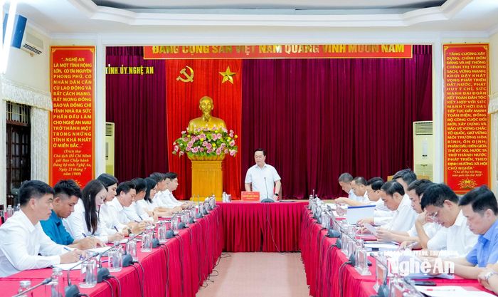 Đồng chí Nguyễn Đức Trung - Bí thư Tỉnh ủy, Tổ trưởng Tổ công tác số 1 chủ trì Hội nghị duyệt Đại hội đảng bộ các xã: Tương Dương, Môn Sơn, Cam Phục. Ảnh: Phạm Bằng