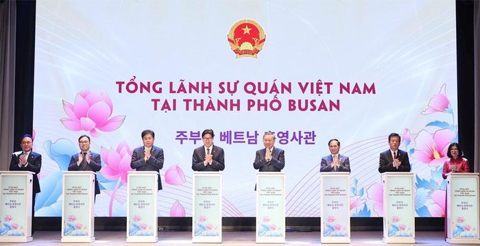  Tổng Bí thư Tô Lâm và các đại biểu thực hiện nghi thức ra mắt Tổng Lãnh sự quán Việt Nam tại thành phố Busan. 