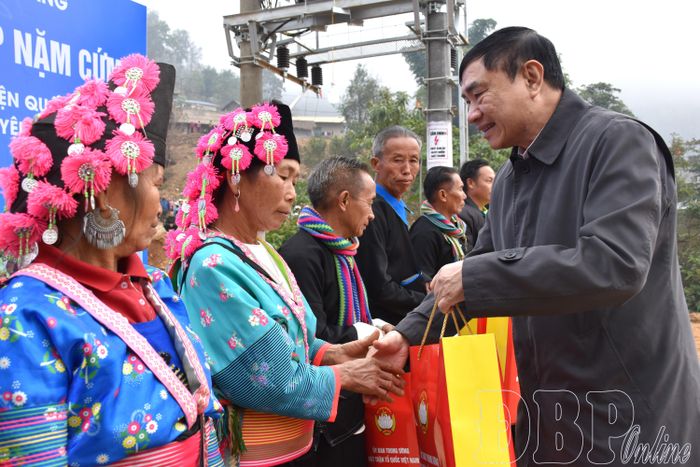 Bí thư Tỉnh ủy Trần Quốc Cường tặng quà, chúc mừng người dân bản Nặm Cứm, xã Nà Tấu được sử dụng điện lưới quốc gia từ chương trình "Bừng sáng Điện Biên" trước Tết Nguyên đán 2025.