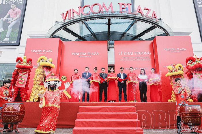 Nhờ cải thiện môi trường đầu tư, Điện Biên đã thu hút nhiều tập đoàn lớn, tiêu biểu như dự án Vincom Shophouse với 41 căn nhà và Trung tâm thương mại Vincom Plaza của Tập đoàn Vingroup.