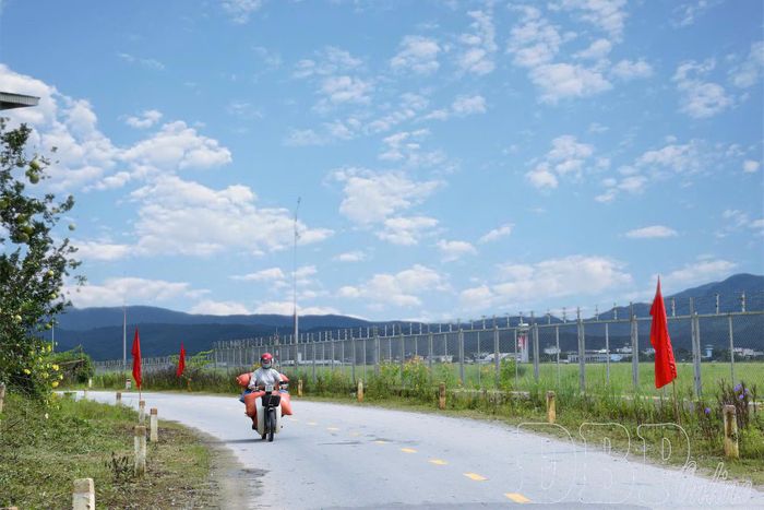 Tuyến đường tránh sân bay Thanh Hưng - Thanh Luông (xã Thanh Nưa) hoàn thành giúp người dân đi lại thuận tiện hơn.