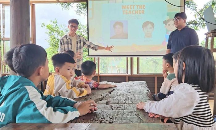  Anh Huỳnh Ngọc Đông (đứng bên trái) nhiệt tình giảng dạy tiếng Anh cho các em nhỏ tại quán Waca Coffee and Farmstay. Ảnh: Ngọc Duy 
