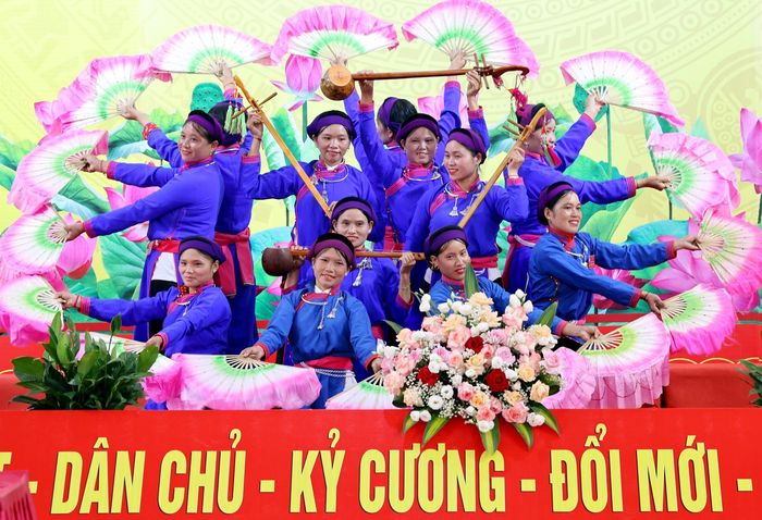  Biểu diễn văn nghệ chào mừng đại hội. 
