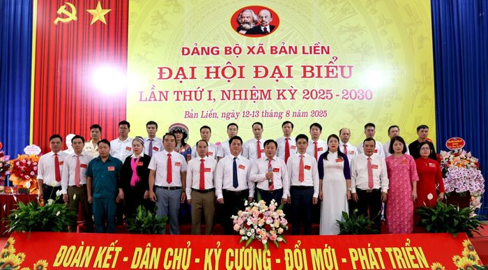  Ban Chấp hành Đảng bộ xã Bản Liền khóa I, nhiệm kỳ 2025 - 2030 ra mắt đại hội. 