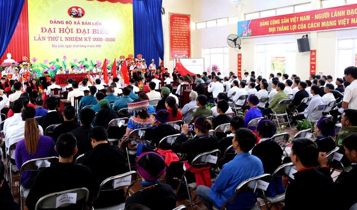  Các cháu thiếu nhi chào mừng đại hội. 