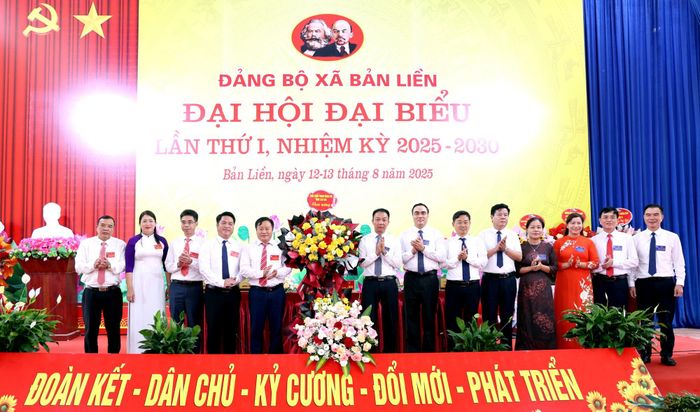  Các đồng chí lãnh đạo tặng lẵng hoa chúc mừng đại hội. 