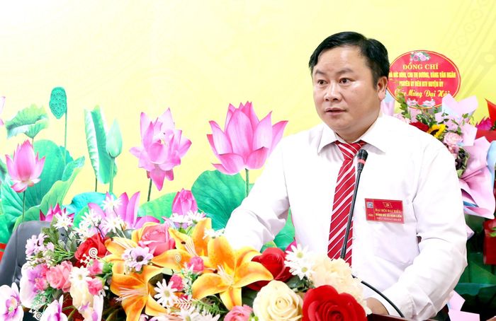  Đồng chí Tráng A Sơn, Bí thư Đảng ủy xã Bản Liền phát biểu tại đại hội. 