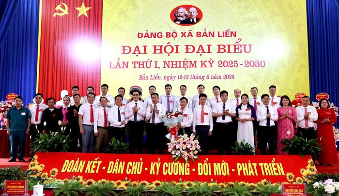 Các đồng chí lãnh đạo chúc mừng Ban Chấp hành Đảng bộ xã Bản Liền nhiệm kỳ 2025 - 2030. 