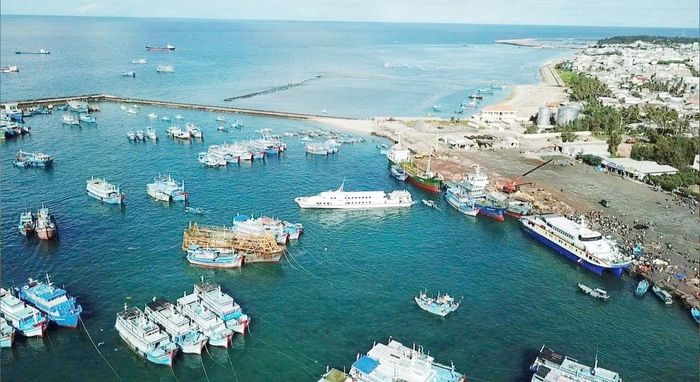 Tàu thuyền của ngư dân neo đậu trong cảng