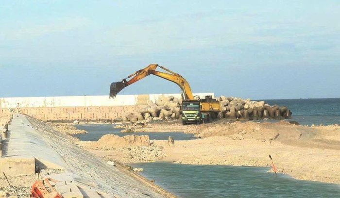 Với mục tiêu đảm bảo hoàn thành tiến độ, trên công trường các phương tiện máy móc và công nhân đang khẩn trương thực hiện