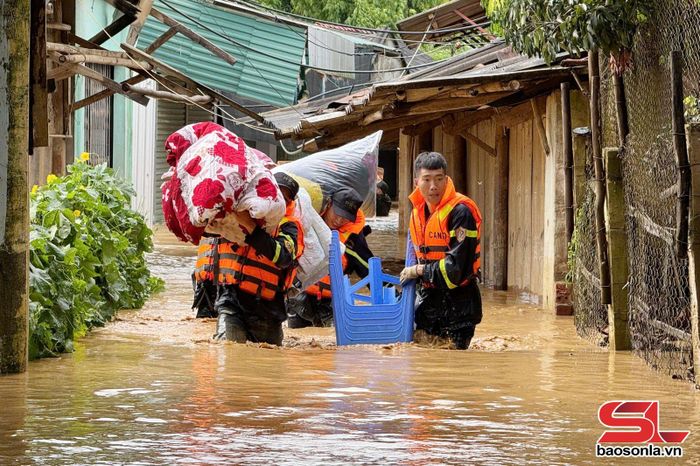 Cán bộ, chiến sĩ Tổ Cảnh sát PCCC và CNCH khu vực Sông Mã hỗ trợ nhân dân xã Chiềng Sơ di dời tài sản ra khỏi vùng lũ. Ảnh chụp ngày 1/8/2025.