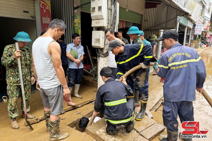 Phòng Cảnh sát PCCC và CNCH, Công an tỉnh hỗ trợ người dân xã Sông Mã khắc phục hậu quả mưa lũ.