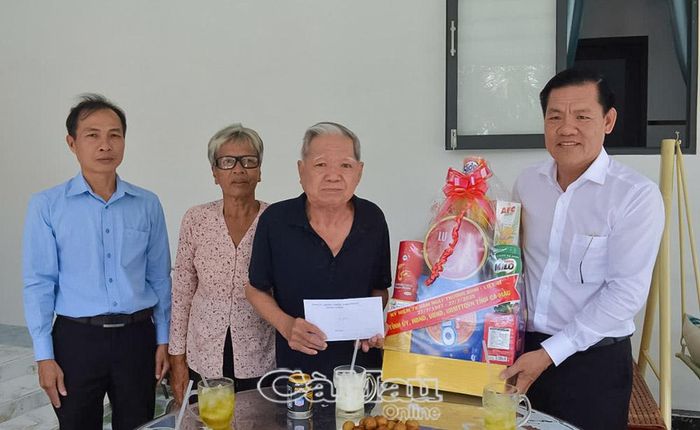 Ông Lê Minh Ý (bìa phải), Ủy viên Ban Thường vụ Tỉnh ủy, Phó trưởng Ban Thường trực Ban Tổ chức Tỉnh ủy và ông Huỳnh Thanh Hòa (bìa trái), Bí thư Đảng ủy xã Ninh Thạnh Lợi thăm, tặng quà gia đình chính sách dịp 27/7.