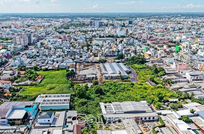 Giữa khu vực phát triển đô thị sôi động ở các tuyến đường: Nguyễn Trãi, Phan Ngọc Hiển, Đinh Tiên Hoàng, Ngô Quyền, xuất hiện “đốm da beo”, thuộc phường An Xuyên.