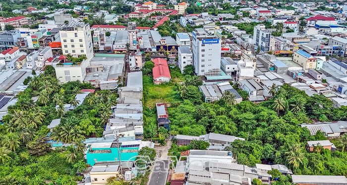 "Đốm da beo” làm tắc đường Nguyễn Mai ra đường Nguyễn Tất Thành.