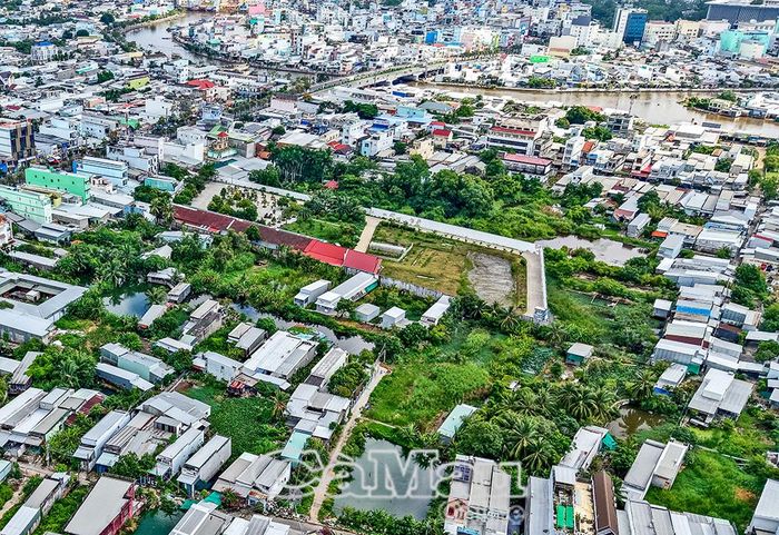 Phía sau những căn nhà cao tầng hiện đại dọc tuyến đường Nguyễn Tất Thành (phường Lý Văn Lâm) là nhiều ao tù nước đọng, cỏ dại và nhà cửa xập xệ.
