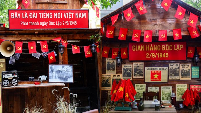 Một góc quán cà phê tại Khu đô thị Dương Nội, phường Dương Nội trang trí chào đón Tết Độc lập 2-9. Ảnh: Văn Hoàng.