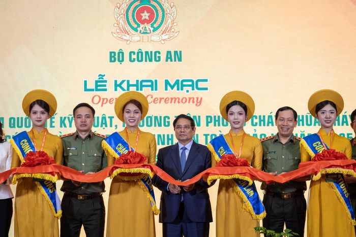  Trong buổi sáng cùng ngày, diễn ra lễ khai mạc Triển lãm quốc tế về kỹ thuật và phương tiện PCCC, CNCH và thiết bị an ninh, an toàn, bảo vệ năm 2025. 
