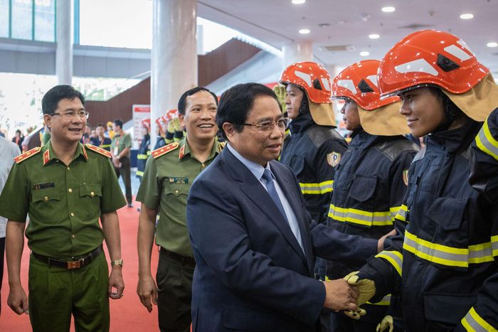  Thủ tướng Phạm Minh Chính bắt tay, thăm hỏi lực lượng Cảnh sát PCCC và cứu nạn, cứu hộ. 