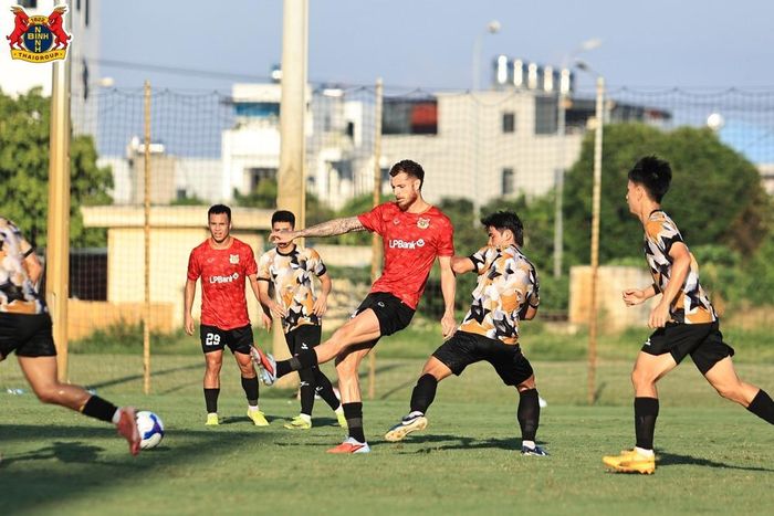 Ninh Bình FC (áo đỏ) gặp thử thách với mục tiêu TOP 3 V-League.Ảnh: Ninh Bình FC
