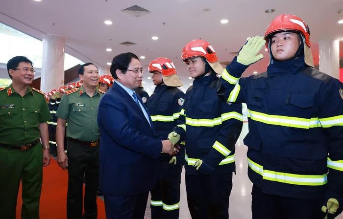 Thủ tướng Phạm Minh Chính với lực lượng phòng cháy, chữa cháy, cứu nạn, cứu hộ tham dự Diễn đàn. Ảnh: Dương Giang-TTXVN