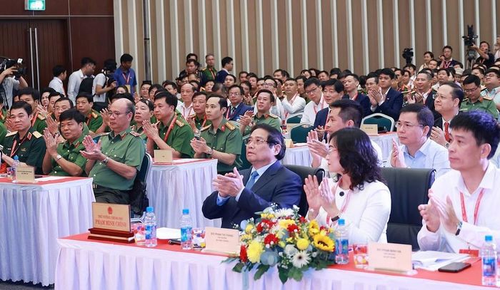 Thủ tướng Phạm Minh Chính và các đại biểu dự “Diễn đàn đối thoại với doanh nghiệp về phòng cháy, chữa cháy, cứu nạn, cứu hộ, an ninh, an toàn và chuyển đổi số phục vụ phát triển kinh tế - xã hội của đất nước”. Ảnh: Dương Giang/TTXVN