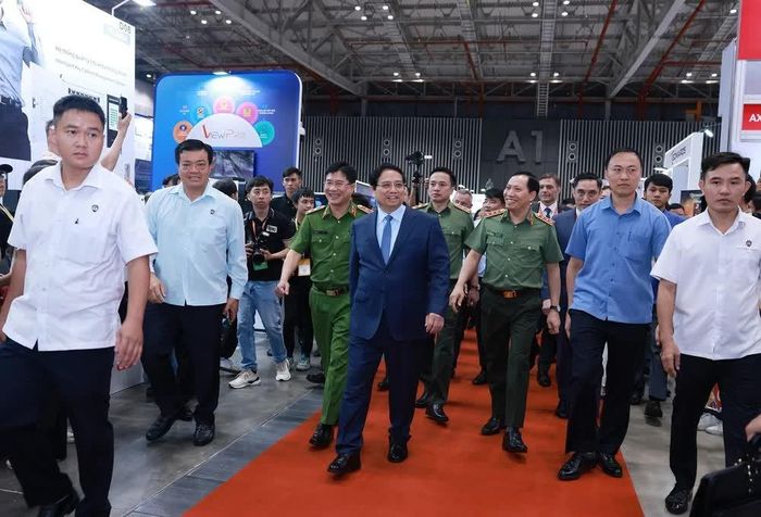 Thủ tướng Phạm Minh Chính tham quan Triển lãm quốc tế về kỹ thuật và phương tiện PCCC, CNCH và thiết bị an ninh, an toàn bảo vệ năm 2025. Ảnh: Dương Giang-TTXVN