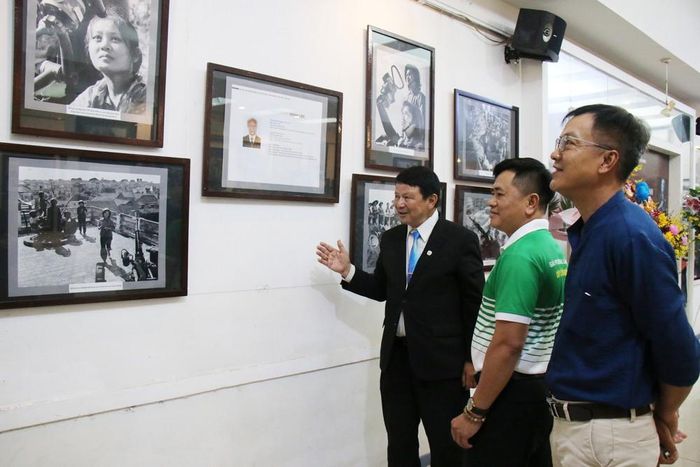 Các đại biểu tham quan Triển lãm. Ảnh: Thu Hương - TTXVN