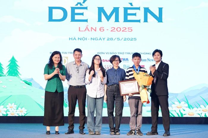 Phạm Hải Nguyên (thứ hai, từ phải sang) nhận giải Khát vọng Dế Mèn năm 2025