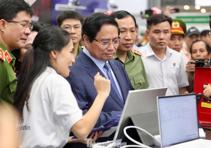  Thủ tướng Phạm Minh Chính kêu gọi toàn hệ thống chính trị, cộng đồng doanh nghiệp và toàn dân tiếp tục nâng cao nhận thức, trang bị kỹ năng, chủ động phòng ngừa, ứng phó hiệu quả với mọi nguy cơ cháy nổ, thiên tai. “Chúng ta phải quyết tâm để không xảy ra những mất mát đau thương, và nếu không may xảy ra thì giảm thiểu tối đa thiệt hại, nhanh chóng khắc phục, để đất nước phát triển an toàn, bền vững” - Thủ tướng Phạm Minh Chính nhấn mạnh. 