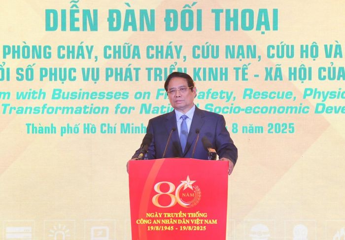  Phát biểu chỉ đạo, Thủ tướng Phạm Minh Chính nhấn mạnh, PCCC &amp; CNCH là lĩnh vực gắn liền trực tiếp với tính mạng, tài sản của nhân dân, Nhà nước và sự phát triển của đất nước. Thời gian qua, nhiều vụ cháy nổ, thiên tai gây thiệt hại nghiêm trọng, để lại nỗi đau và bài học sâu sắc. Vì vậy, việc tổ chức diễn đàn là hết sức cần thiết, nhằm trao đổi, lắng nghe phản ánh, đề xuất giải pháp, hướng tới ngăn chặn, đẩy lùi và giảm thiểu tối đa hậu quả. 