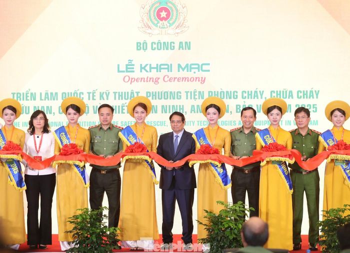  Thủ tướng Phạm Minh Chính nhấn mạnh, phải chủ động phòng ngừa, giảm tối đa thiệt hại về PCCC &amp; CNCH, nhanh chóng khắc phục hậu quả khi sự cố xảy ra. Toàn hệ thống chính trị, doanh nghiệp và nhân dân cần xây dựng văn hóa phòng chống cháy nổ, thiên tai, nâng cao kỹ năng ứng phó để bảo vệ tính mạng, tài sản, giữ bình yên cho đất nước. 