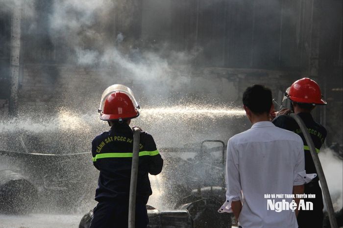 Trong ngày 25/11/2020, tại 1 kho hàng trên đường Ngô Thì Nhậm, phường Trung Đô, TP. Vinh (cũ) cũng đã xảy ra vụ cháy lớn, mặt hàng cháy là sơn PU, dễ bắt lửa, cháy lan. Nhận được tin báo, các chiến sĩ cảnh sát PCCC đã có mặt kịp thời, dập tắt ngọn lửa để đảm bảo tài sản cho nhân dân. Ảnh: Quang An