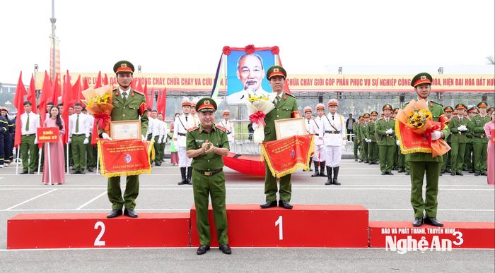 Trong tháng 4/2025, Công an tỉnh Nghệ An đạt giải Nhất toàn đoàn tại Hội thi thể thao nghiệp vụ chữa cháy và cứu nạn, cứu hộ khu vực 3 với sự tham gia của 13 tỉnh, thành. Điều này khẳng định bản lĩnh, kỹ năng chuyên môn cao và sự sẵn sàng ứng phó với mọi tình huống khẩn cấp của lực lượng cảnh sát PCCC Nghệ An. Ảnh: Quang An