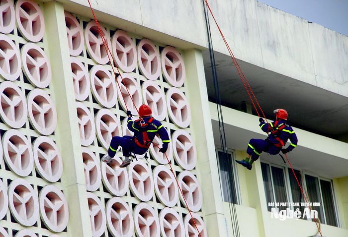 Công việc chữa cháy đòi hỏi sự nhanh nhạy, dũng cảm và khả năng tiếp cận những khu vực nguy hiểm. Những kỹ năng này được các chiến sĩ cảnh sát PCCC rèn luyện thường xuyên. Ảnh: Quang An
