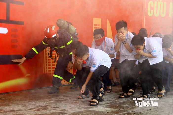 Bên cạnh nhiệm vụ chữa cháy và tập luyện, lực lượng PCCC Nghệ An còn thường xuyên tổ chức các buổi tuyên truyền, hướng dẫn kỹ năng phòng cháy, chữa cháy cho học sinh và cộng đồng. Trong ảnh: Diễn tập hướng dẫn các em học sinh thoát nạn trong môi trường nhiều khói độc trên địa bàn TP. Vinh (cũ), năm 2023. Ảnh: Quang An