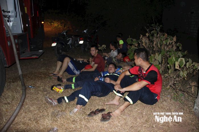 Phút nghỉ ngơi hiếm hoi ngay tại rừng thông của các chiến sĩ phòng cháy, chữa cháy sau nhiều giờ chiến đấu với "giặc lửa". Ảnh: Quang An