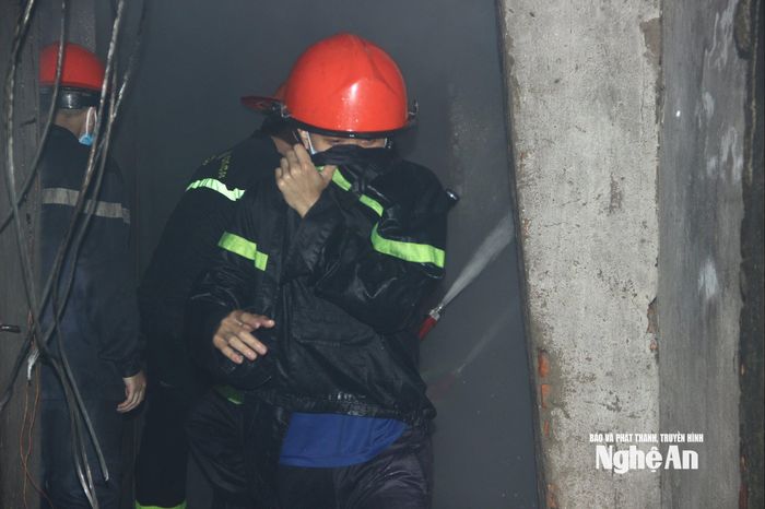 Trong không gian hẹp, chứa nhiều khói độc, dù hiểm nguy, tuy nhiên, các chiến sĩ đều nỗ lực tiến vào hiện trường để cứu hàng cho tiểu thương, giúp đám cháy được dập tắt sớm, giảm thiểu phần nào thiệt hại. Ảnh: Quang An