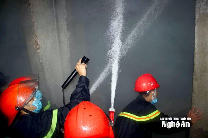 Nhận được tin báo, các chiến sĩ cảnh sát PCCC và cứu nạn, cứu hộ, Công an tỉnh Nghệ An đã có mặt kịp thời, xông vào kho hàng để dập tắt đám cháy. Ảnh: Quang An