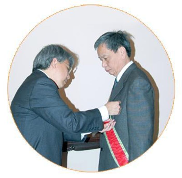 TS. Tạ Quang Ngọc được trao Huân chương Bạch Tượng hạng Nhất.