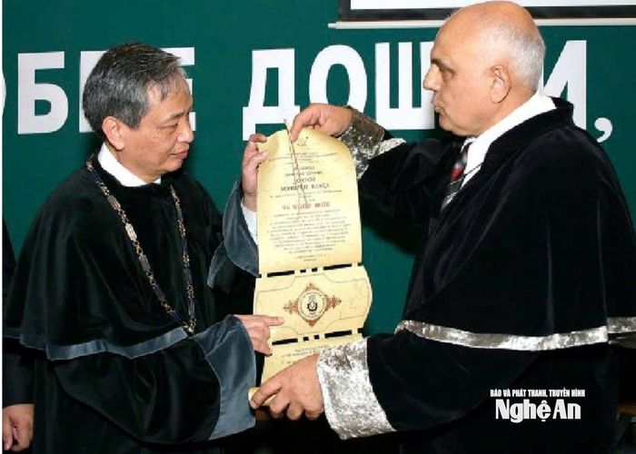 Tiến sĩ Tạ Quang Ngọc nhận bằng Tiến sỹ danh dự của Đại học Công nghiệp thực phẩm Plovdiv Bulgari. Ảnh: NVCC