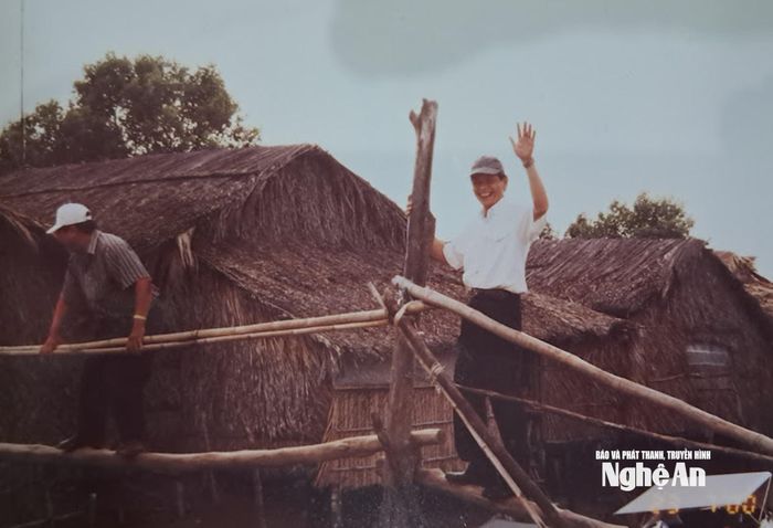 TS. Tạ Quang Ngọc trên cầu khỉ Đồng bằng sông Cửu Long. Ảnh: NVCC