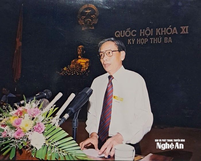 Tiến sĩ Tạ Quang Ngọc trả lời chất vấn tại Quốc hội. Ảnh: NVCC