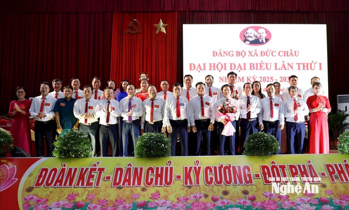 Ban Chấp hành Đảng bộ xã Đức Châu nhiệm kỳ 2025 -2030 nhận nhiệm vụ. Ảnh: TL