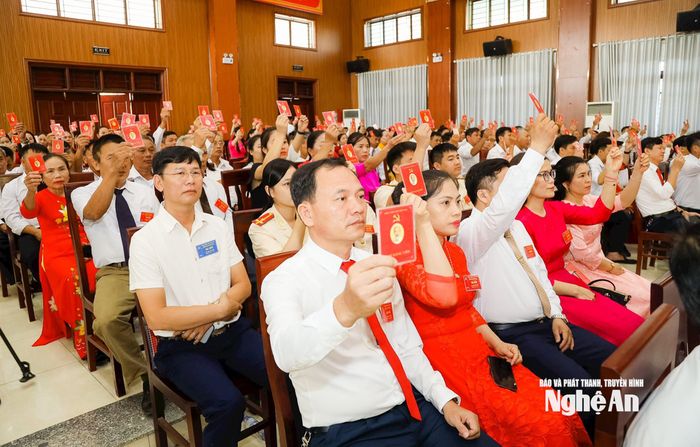 Các đại biểu biểu quyết thông qua Nghị quyết đại hội. Ảnh: TL