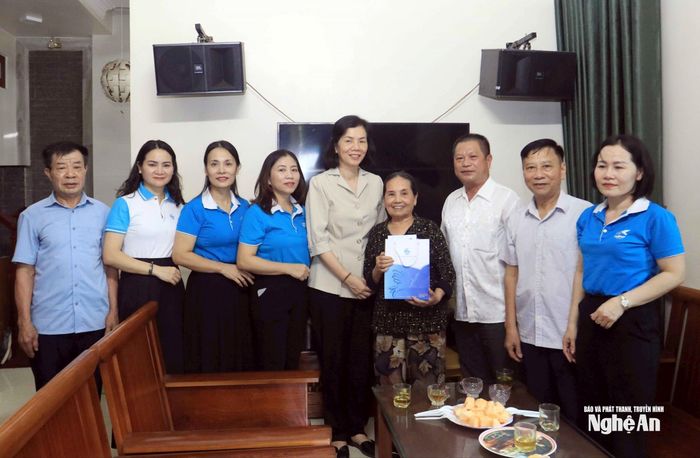 Đoàn công tác trao quà tặng đảng viên Bùi Thị Tuyết. Ảnh: Thanh Quỳnh