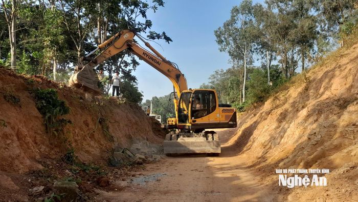 Đơn vị thi công triển khai giải phóng mặt bằng, đảm bảo tiến độ thi công. Ảnh: Hữu Tình