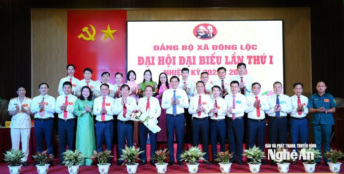 Phó Bí thư Thường trực Tỉnh ủy, Chủ tịch HĐND tỉnh Hoàng Nghĩa Hiếu tặng hoa chúc mừng BCH Đảng bộ xã nhiệm kỳ 2025 - 2030. Ảnh: Thành Cường