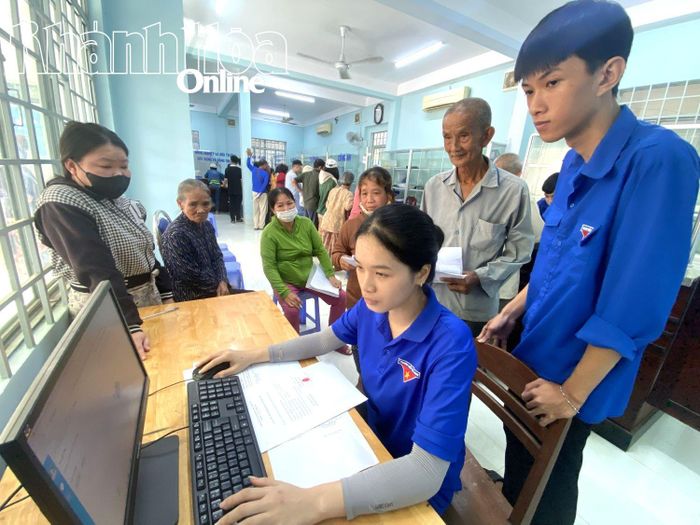 Lực lượng đoàn viên, thanh niên xã Suối Hiệp hướng dẫn, hỗ trợ người dân thực hiện thủ tục hưởng trợ cấp hưu trí.